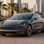 Tesla Model 3 الجديدة على طريق حضري في مدينة خليجية