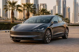 Tesla Model 3 الجديدة على طريق حضري في مدينة خليجية