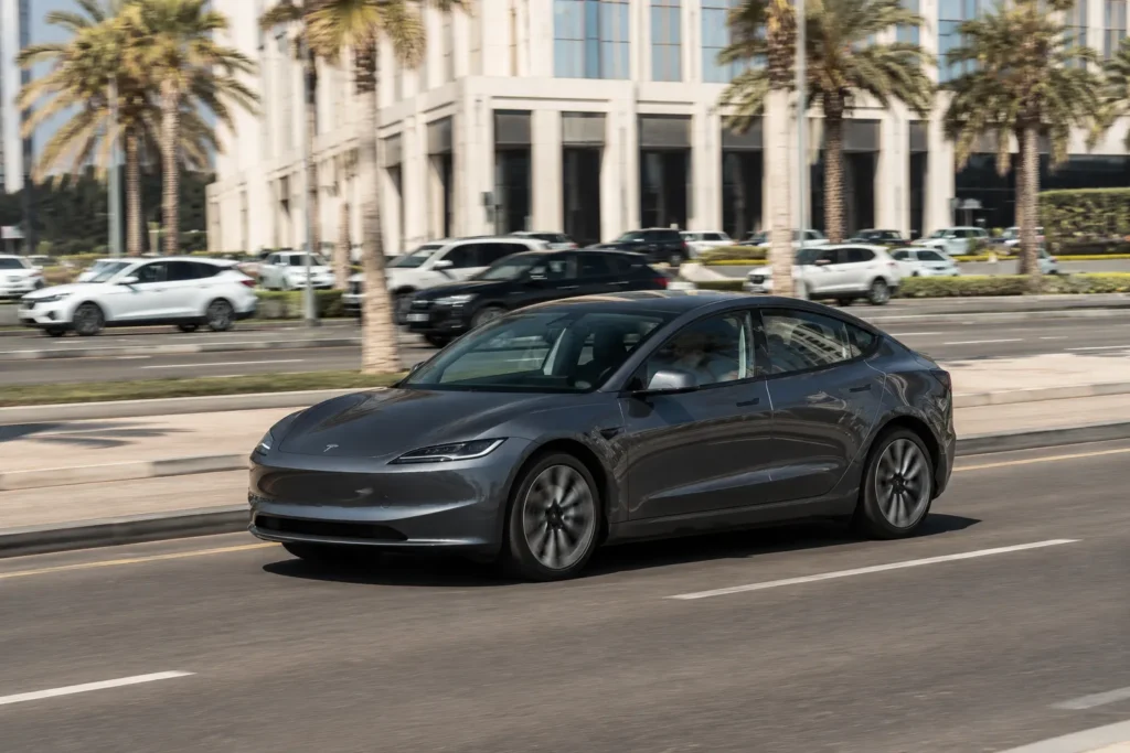 Tesla Model 3 أثناء القيادة داخل مدينة عربية