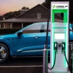 سيارة SUV كهربائية حديثة متوقفة في منطقة سكنية راقية بدبي تمثل أفضل الخيارات العائلية في الإمارات.