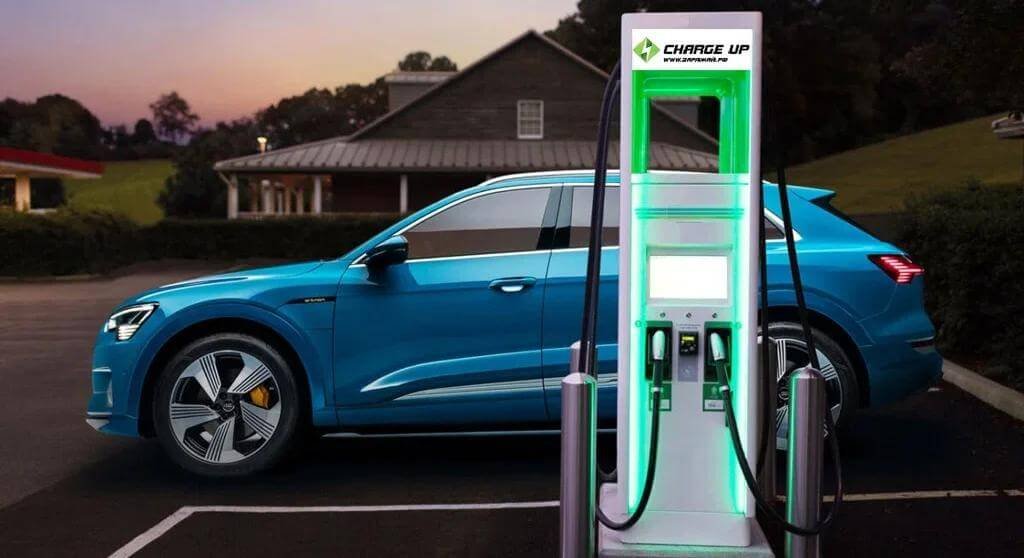سيارة SUV كهربائية حديثة متوقفة في منطقة سكنية راقية بدبي تمثل أفضل الخيارات العائلية في الإمارات.