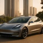 سيارة Tesla Model 3 متوقفة في مدينة حديثة بالشرق الأوسط تمثل مراجعة الشراء في الأسواق العربية.