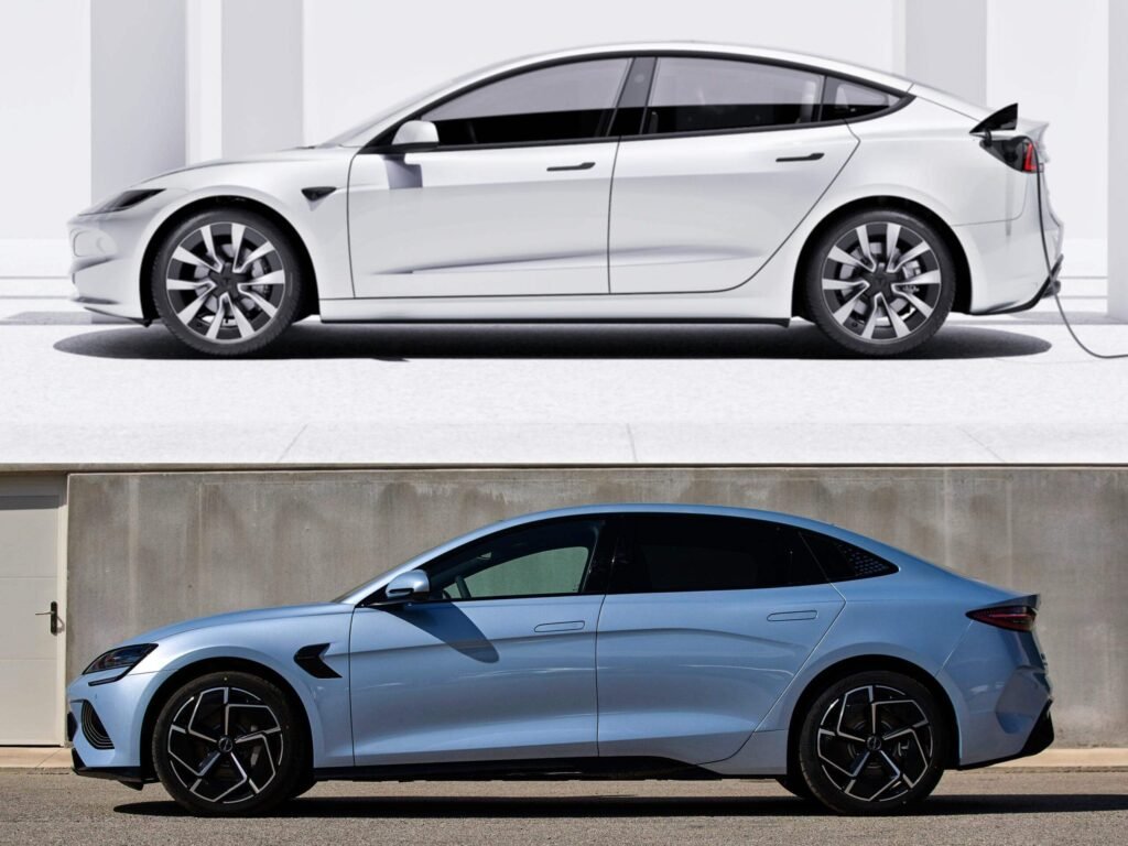 مقارنة جانبية بين Tesla Model 3 وBYD Seal في مشهد حضري حديث.