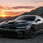 سيارة Dodge Copperhead الرياضية بتصميم هجومي مستوحى من فايبر، متوقفة على طريق جبلي وقت الغروب في صورة واقعية تعكس قوة سيارات العضلات الأمريكية الحديثة.