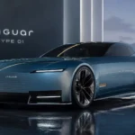سيارة جاكوار كهربائية فاخرة بتصميم مستقبلي حاد وخطوط رياضية متطورة، تكشف بداية الجيل الجديد من سيارات Jaguar الكهربائية عالية الأداء.