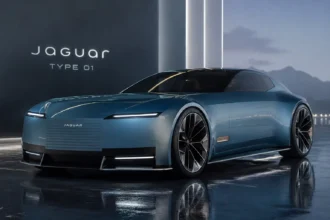سيارة جاكوار كهربائية فاخرة بتصميم مستقبلي حاد وخطوط رياضية متطورة، تكشف بداية الجيل الجديد من سيارات Jaguar الكهربائية عالية الأداء.