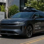 سيارة Lucid Gravity ذاتية القيادة أثناء اختبارات الروبوتاكسي في كاليفورنيا ضمن شراكة تجمع Lucid وNuro وUber لتطوير خدمات النقل الذكية.