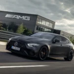 سيارة مرسيدس-AMG GT كهربائية أثناء اختبارات الأداء على الحلبة بتصميم رياضي عدواني وتقنيات قيادة عالية الأداء.