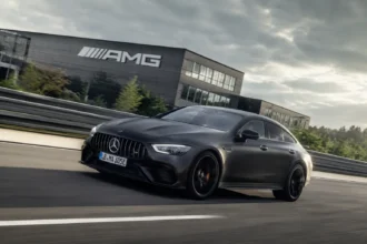 سيارة مرسيدس-AMG GT كهربائية أثناء اختبارات الأداء على الحلبة بتصميم رياضي عدواني وتقنيات قيادة عالية الأداء.