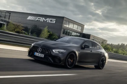 سيارة مرسيدس-AMG GT كهربائية أثناء اختبارات الأداء على الحلبة بتصميم رياضي عدواني وتقنيات قيادة عالية الأداء.
