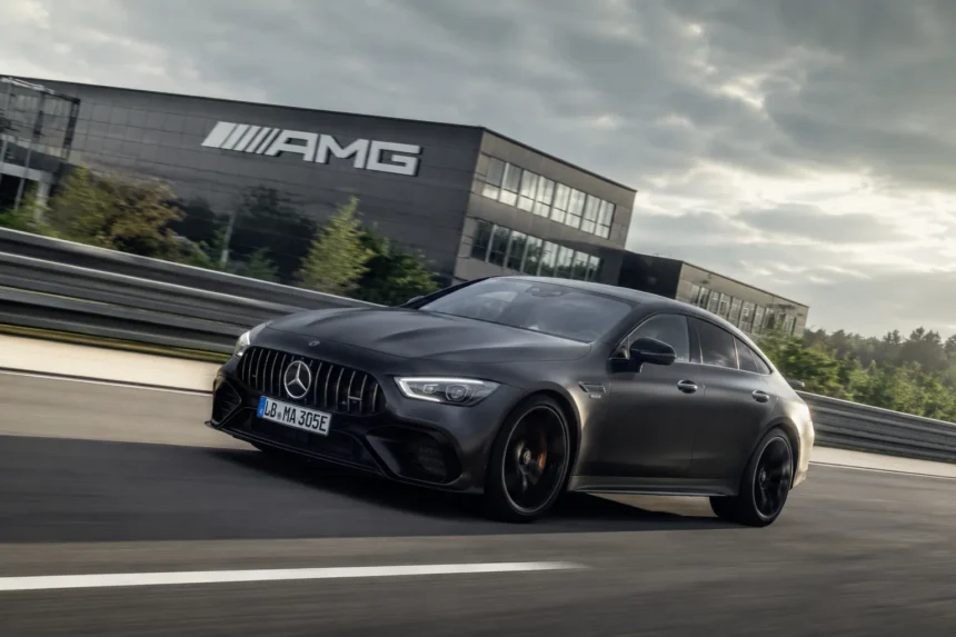 سيارة مرسيدس-AMG GT كهربائية أثناء اختبارات الأداء على الحلبة بتصميم رياضي عدواني وتقنيات قيادة عالية الأداء.