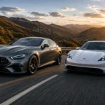 سيارتا مرسيدس AMG GT الكهربائية وبورشه تايكان أثناء مقارنة أداء على طريق جبلي، في صورة احترافية تعكس قوة السيارات الكهربائية الرياضية الفاخرة.