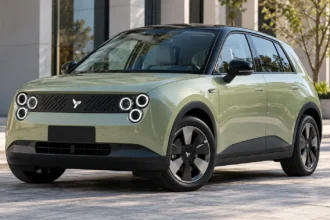 سيارة Nio Firefly الكهربائية الصغيرة من زاوية أمامية جانبية تُظهر تصميم الهاتشباك المدمجة.