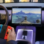 سيارة Nio Firefly الكهربائية تعرض لعبة Nintendo Switch على الشاشة المركزية داخل المقصورة مع توصيل الجهاز عبر USB، في تجربة ترفيهية مبتكرة داخل السيارة.