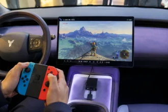 سيارة Nio Firefly الكهربائية تعرض لعبة Nintendo Switch على الشاشة المركزية داخل المقصورة مع توصيل الجهاز عبر USB، في تجربة ترفيهية مبتكرة داخل السيارة.