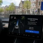 واجهة نظام القيادة الذاتية FSD داخل سيارة Tesla في أوروبا بعد التحول إلى الاشتراك الشهري بدلاً من الشراء الكامل.