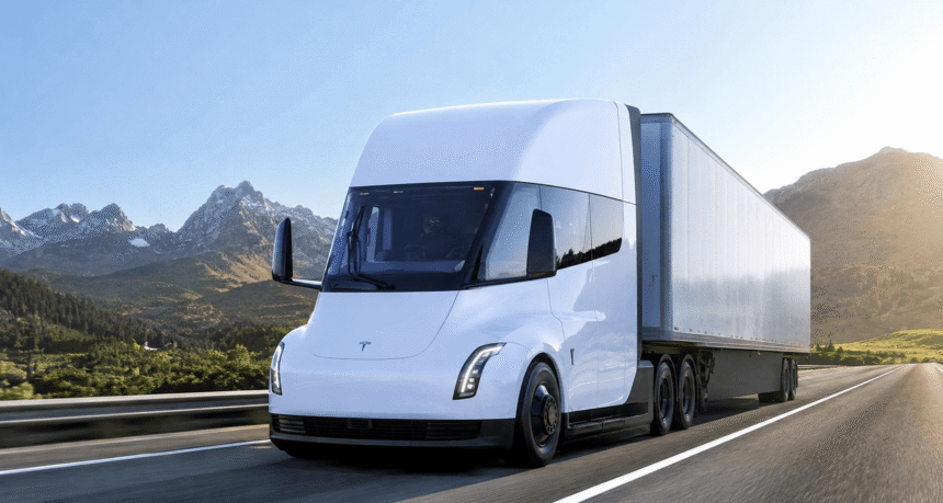 شاحنة Tesla Semi الكهربائية أثناء القيادة على طريق سريع مع تصميم انسيابي حديث وقدرات نقل ثقيل مستقبلية.