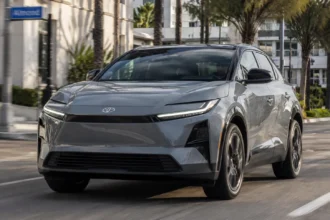 سيارة Toyota C-HR الكهربائية أثناء القيادة في شارع حضري حديث، بتصميم رياضي مدمج يعكس توجه تويوتا الجديد في السيارات الكهربائية.