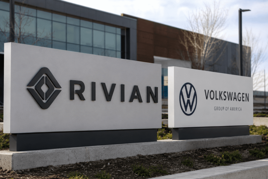 لافتات شركتي Rivian وVolkswagen أمام مبنى حديث في مشهد يعبر عن الشراكة والاستثمار في مستقبل السيارات الكهربائية.
