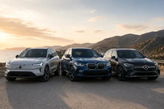 مقارنة بين سيارات Volvo EX60 وBMW iX3 وMercedes GLC الكهربائية الفاخرة في مشهد يعكس المنافسة القوية في فئة SUV الكهربائية الحديثة.