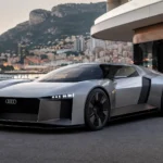 سيارة أودي Nuvolari الاختبارية بتصميم مستقبلي جديد تقف أمام واجهة بحرية فاخرة، في استعراض للغة التصميم الجديدة التي ستقود مستقبل سيارات أودي.