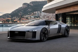 سيارة أودي Nuvolari الاختبارية بتصميم مستقبلي جديد تقف أمام واجهة بحرية فاخرة، في استعراض للغة التصميم الجديدة التي ستقود مستقبل سيارات أودي.