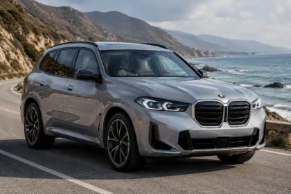 سيارة BMW iX5 الكهربائية الجديدة خلال اختبار القيادة على الطرق المفتوحة