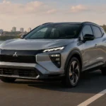سيارة ميتسوبيشي Eclipse Sportback الكهربائية الجديدة أثناء القيادة على طريق مفتوح، مع تصميم كروس أوفر عصري ومدى قيادة اقتصادي يناسب الاستخدام اليومي.