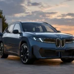سيارة BMW iX3 الكهربائية الجديدة أثناء الشحن السريع، في مشهد يعكس نجاح السيارة في السوق الأوروبية وتصدرها فئة السيارات الكهربائية الفاخرة.