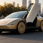 سيارة Tesla Cybercab الكهربائية أثناء السير في بيئة حضرية حديثة تُبرز التصميم الانسيابي والوزن الخفيف والكفاءة العالية.