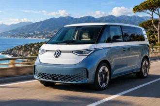 سيارة Volkswagen ID.Buzz الكهربائية أثناء القيادة على طريق ساحلي، بتصميم مستوحى من الحافلة الكلاسيكية ومساحة عائلية واسعة وتقنيات كهربائية حديثة.