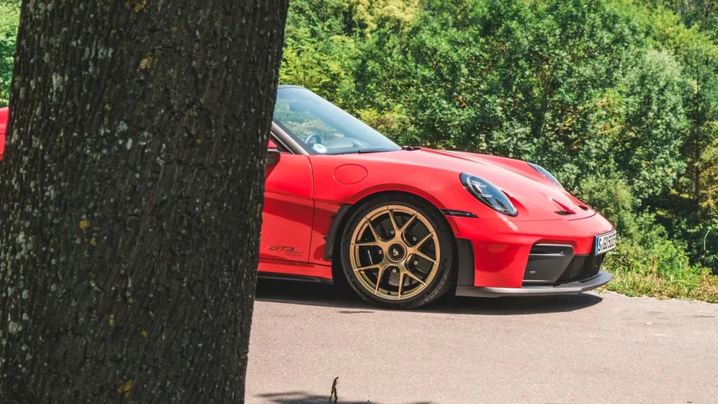 جانب سيارة بورشه 911 GT3 2027 أثناء الوقوف على الطريق