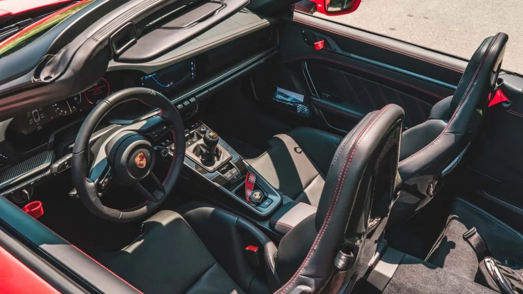 تصميم الكونسول الوسطي في بورشه 911 GT3 2027