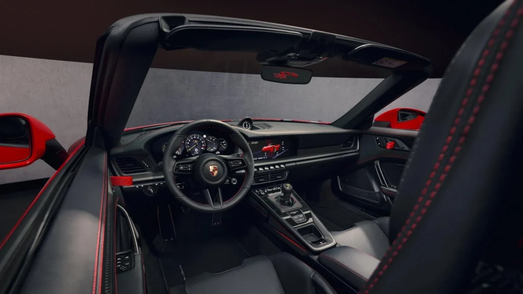 المقصورة الداخلية في بورشه 911 GT3 2027 مع شاشة العدادات الرقمية