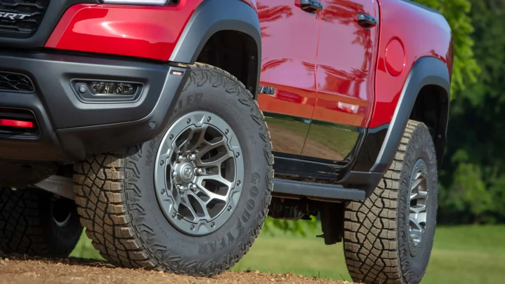 الإطارات Goodyear Wrangler قياس 35 بوصة في رام TRX 2027