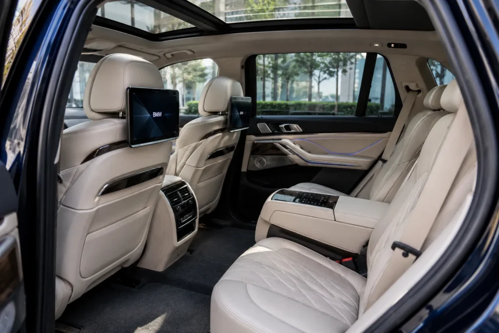 المقصورة الخلفية في BMW iX5 الجديدة بقاعدة عجلات طويلة توفر مساحة واسعة للأرجل ومقاعد فاخرة.