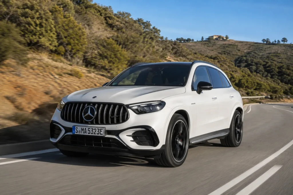 مرسيدس AMG GLC 53 الجديدة بمحرك سداسي الأسطوانات وتقنيات قيادة رياضية متقدمة.