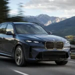 BMW iX5 الكهربائية أثناء القيادة مع بطارية 144 كيلوواط ساعة وشحن فائق بسرعة 460 كيلوواط