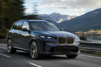 BMW iX5 الكهربائية أثناء القيادة مع بطارية 144 كيلوواط ساعة وشحن فائق بسرعة 460 كيلوواط