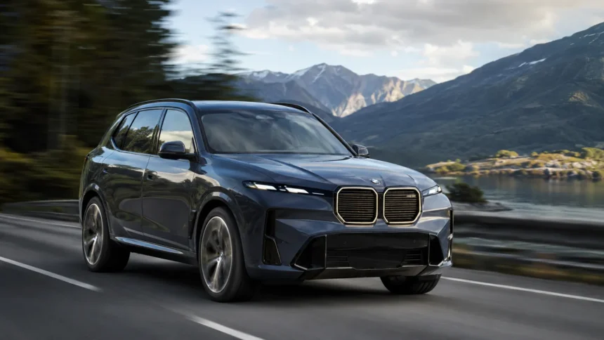 BMW iX5 الكهربائية أثناء القيادة مع بطارية 144 كيلوواط ساعة وشحن فائق بسرعة 460 كيلوواط