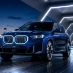 سيارة BMW iX5 الجديدة الكهربائية على طريق سريع مع تصميم فاخر وتقنيات متطورة.