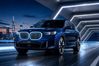 سيارة BMW iX5 الجديدة الكهربائية على طريق سريع مع تصميم فاخر وتقنيات متطورة.