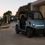 سيارة Chip Motors الكهربائية منخفضة السرعة بمدى 160 كم مع ميزة ركن السيارة عن بُعد أمام منزل عصري