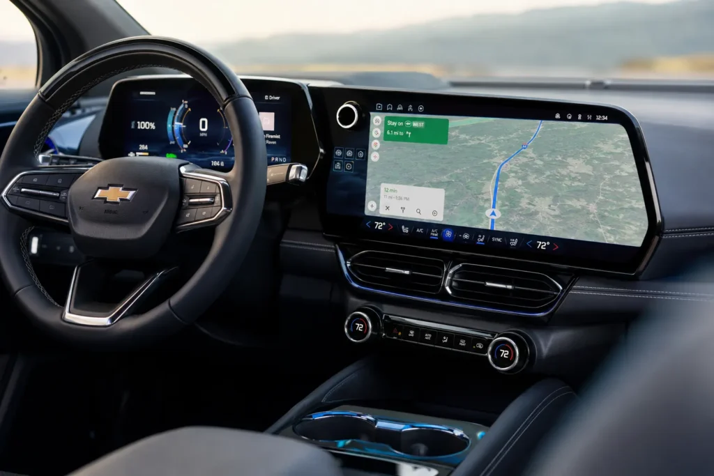لوحة القيادة الرقمية في Chevrolet Blazer EV مع شاشة كبيرة وأنظمة قيادة متطورة داخل مقصورة حديثة.