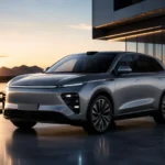 سيارة إكسيد ET REEV الكهربائية ممتدة المدى بتصميم SUV فاخر على طريق جبلي وقت الغروب