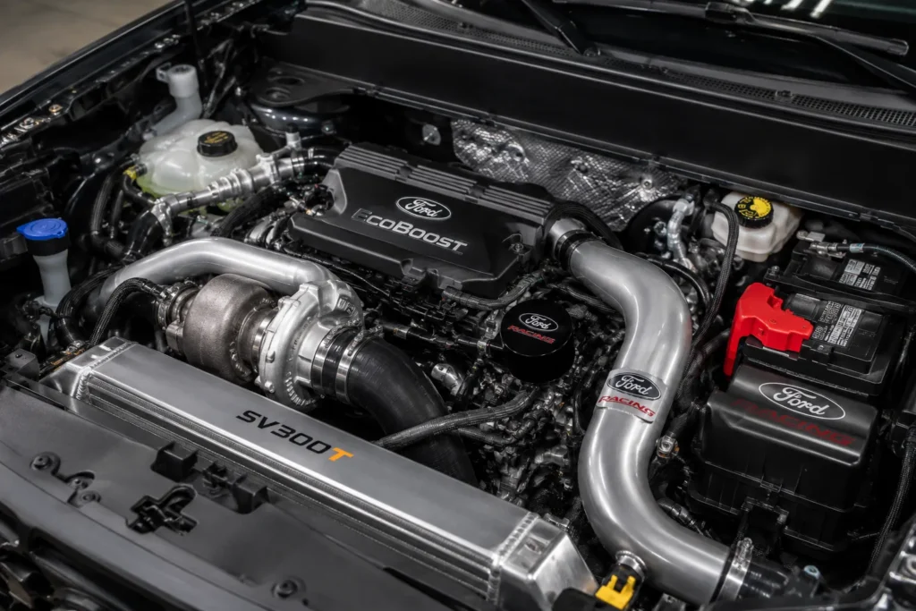محرك EcoBoost في فورد مافريك SV300T مع الشاحن التوربيني والمبرد البيني المطور ضمن حزمة الأداء.