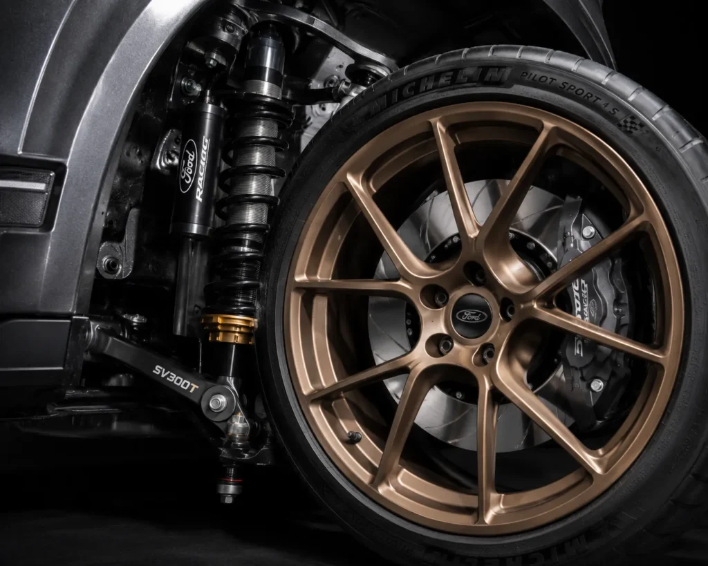 العجلات البرونزية ونظام التعليق الرياضي في فورد مافريك SV300T يعززان الثبات والتحكم أثناء القيادة.