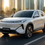 سيارة جيلي EX5 EM-i من الأمام بتصميم SUV عصري وتقنية هجينة قابلة للشحن