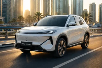سيارة جيلي EX5 EM-i من الأمام بتصميم SUV عصري وتقنية هجينة قابلة للشحن