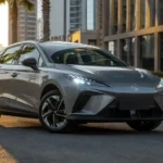 سيارة MG4 Electric من زاوية أمامية في بيئة حضرية حديثة